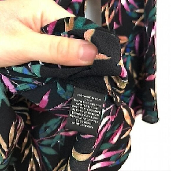 NEW NWT INVESTMENTS V-Neck Leaf Wrap Top Black Green Floral 3/4 Sleeve Surplice - Picture 7 of 8